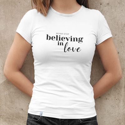 Model trägt Shirt mit der Aufschrift never stop believing in love