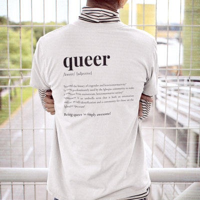 Model trägt weißes Shirt mit einem back print der Definition und Lautschrift des Wortes queer