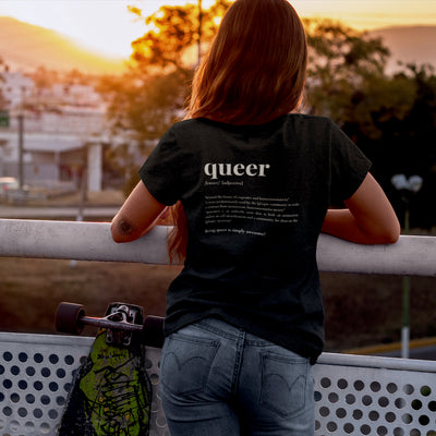 Model trägt schwarzes Shirt mit einem back print der Definition und Lautschrift des Wortes queer