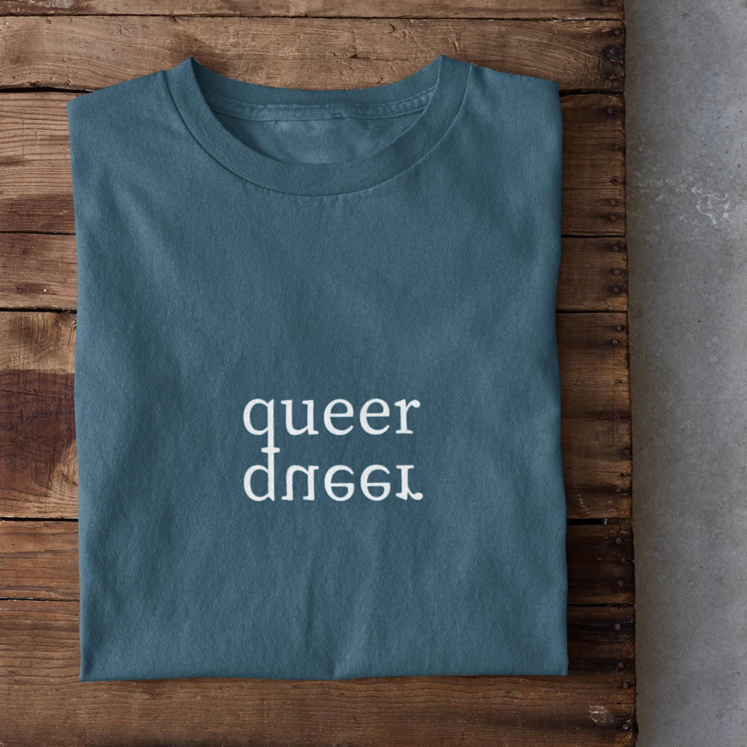 Blaugraues Shirt mit der Spiegelaufschrift queer
