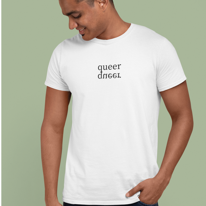 Model trägt weißes Shirt mit der Spiegelaufschrift queer