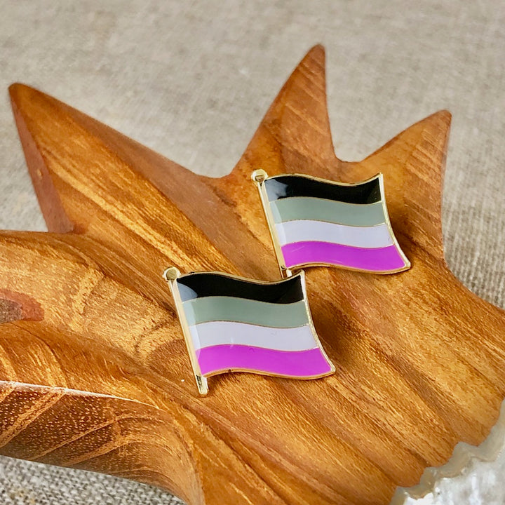 Zwei Anstecknadeln Asexual Flag bestehend aus den Farben schwarz grau weiß pink