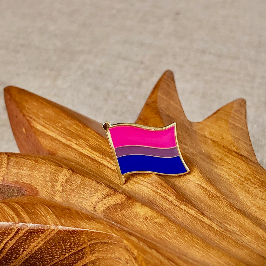 Anstecknadel Bisexual Flag bestehend aus den Farben pink lila blau