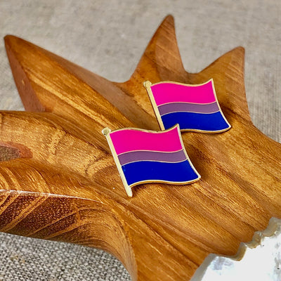 Zwei Anstecknadeln Bisexual Flag bestehend aus den Farben pink lila blau