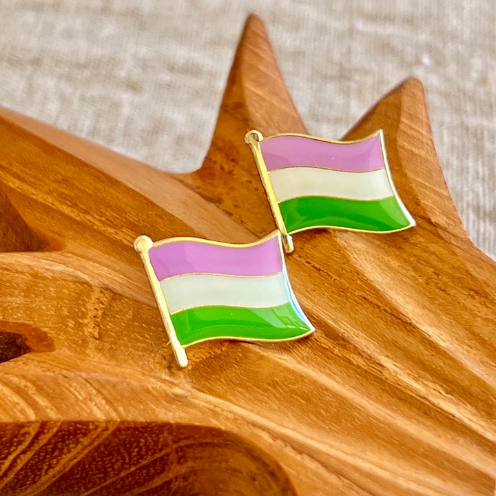 Zwei Anstecknadeln Genderqueer Flag in den Farben lila weiß grün