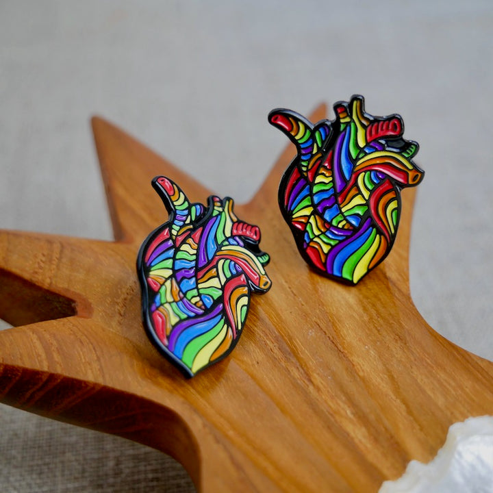 Zwei Anstecknadeln menschliches Herz in Regenbogenfarben