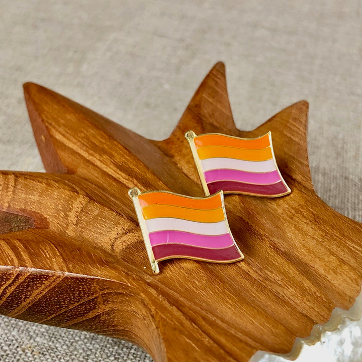 Zwei Anstecknadeln Lesbian Flag in den Farben orange hellorange weiß hellrosa dunkelrosa
