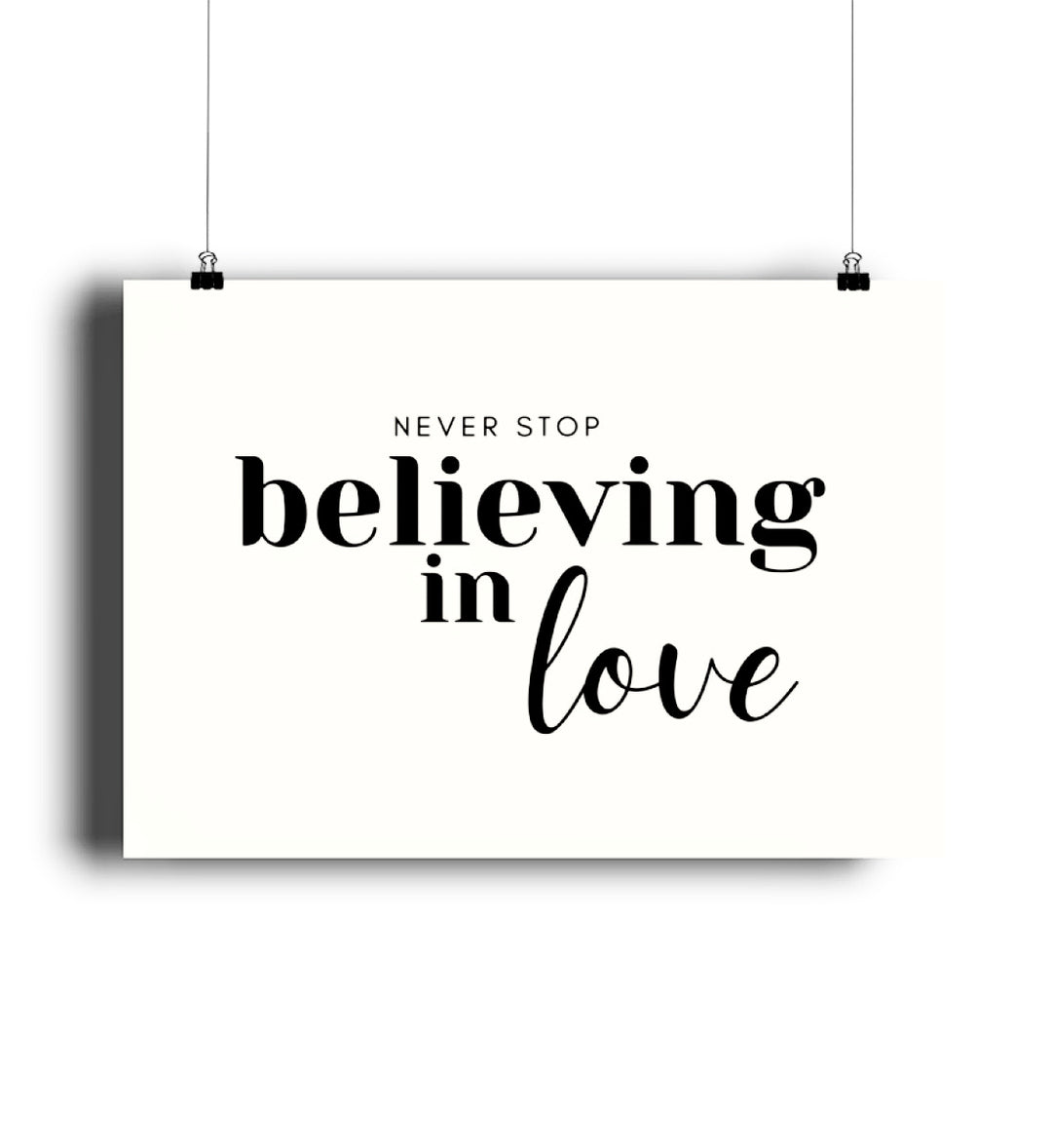 Poster mit der Aufschrift Never stop believing in love