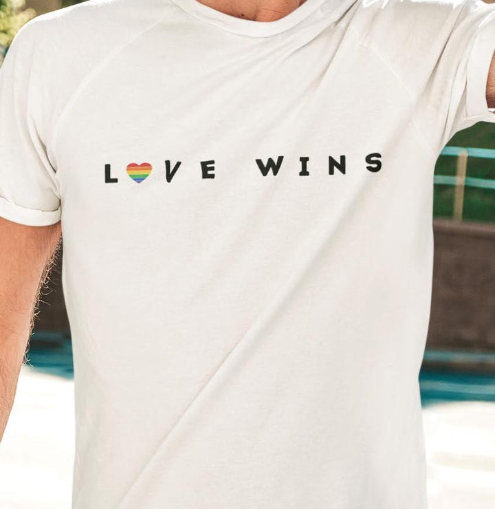 Model trägt Shirt mit der Aufschrift Love Wins auf der Brust.