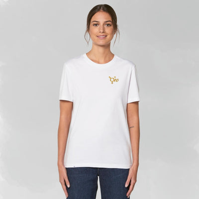 Model trägt weißes Shirt mit geradem Schnitt mit dem All Gender Symbol ONE in goldenem Stick