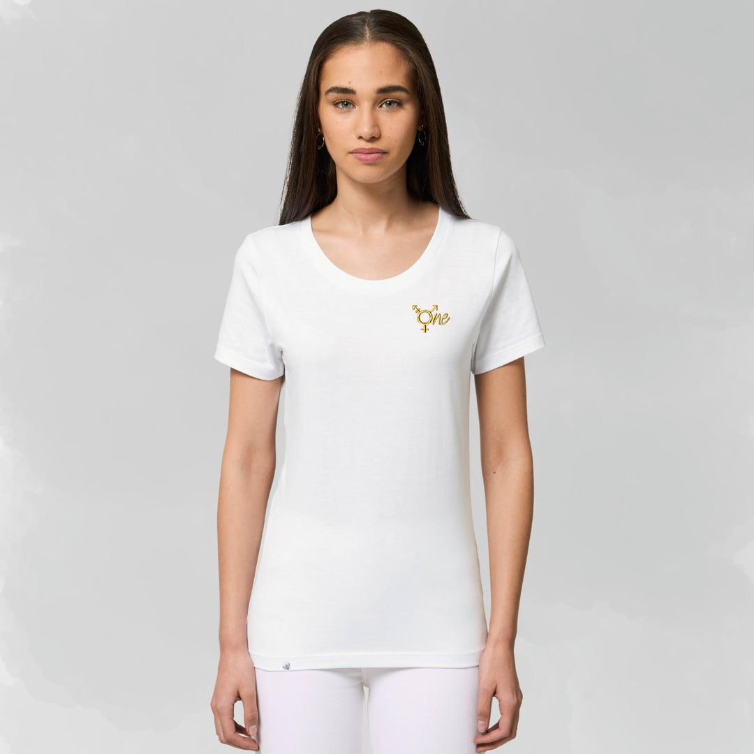 Model trägt weiß tailliertes Shirt mit dem All Gender Symbol ONE in goldenem Stick