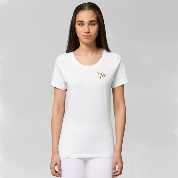 Model trägt weiß tailliertes Shirt mit dem All Gender Symbol ONE in goldenem Stick