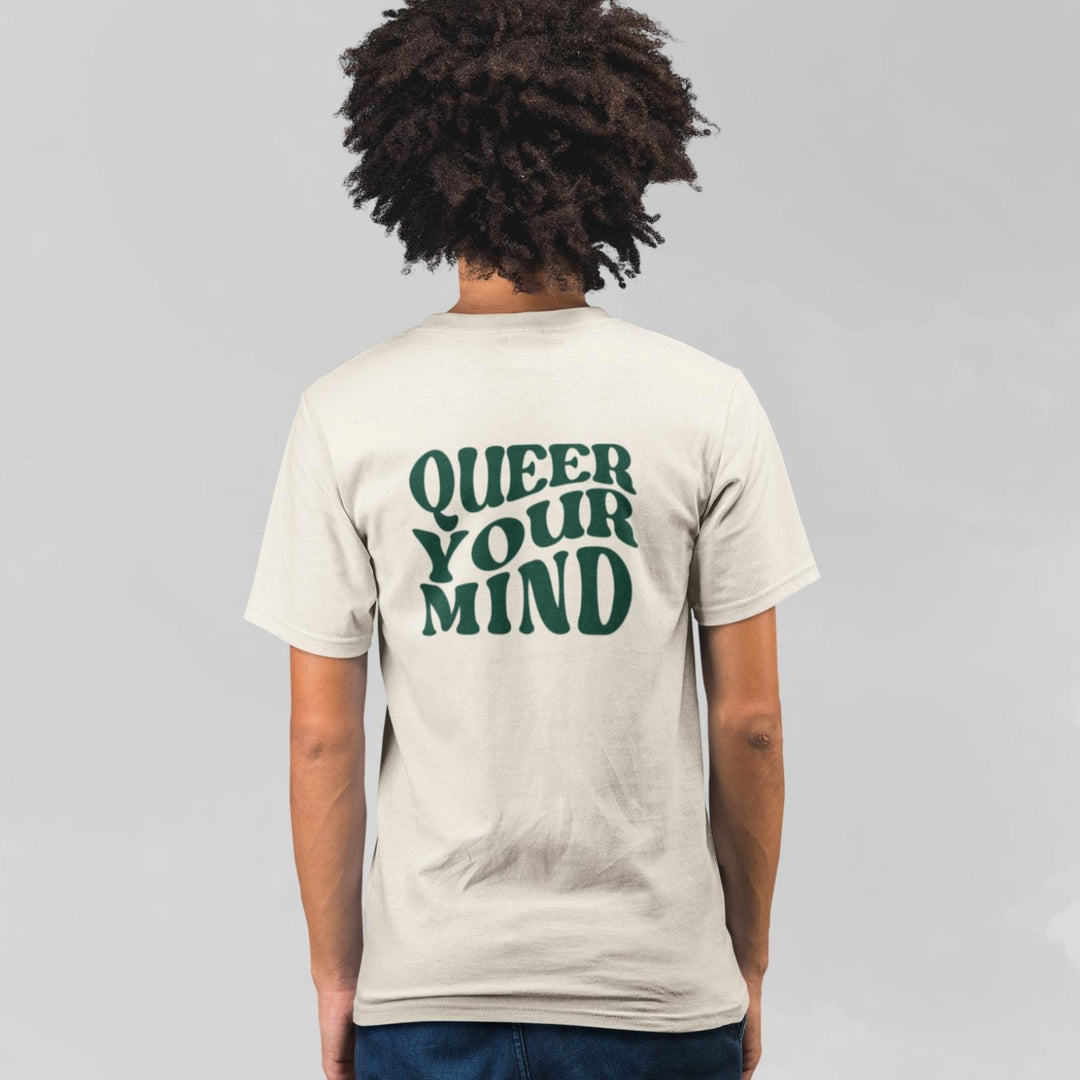 Model trägt cremefarbenes Shirt mit grüner Aufschrift queer your mind auf dem Rücken