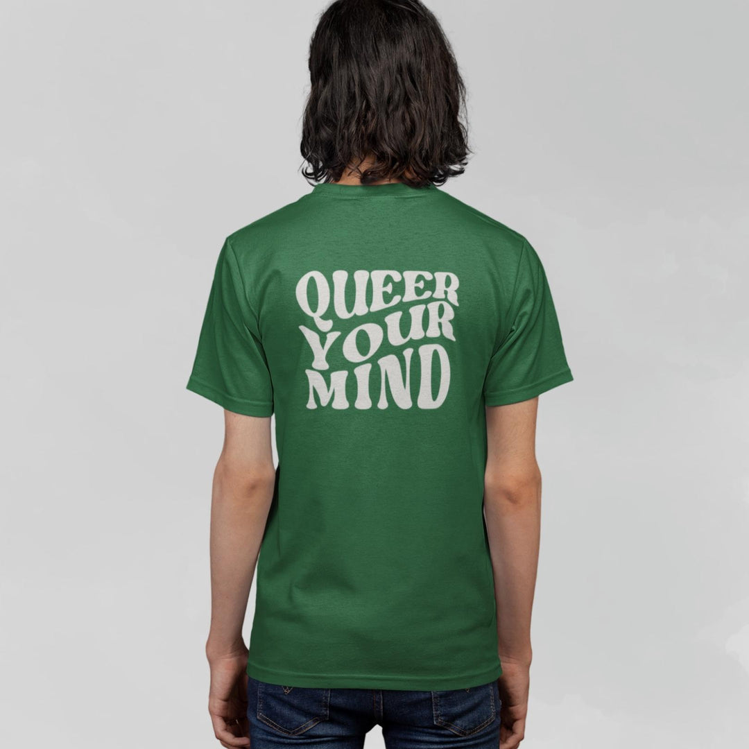Model trägt grünes Shirt mit cremefarbener Aufschrift queer your mind auf dem Rücken