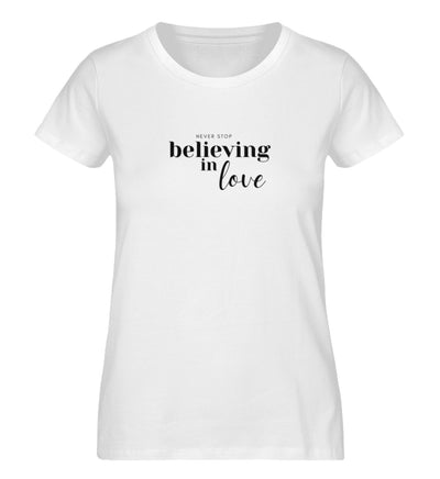Weißes Shirt mit der Aufschrift never stop believing in love