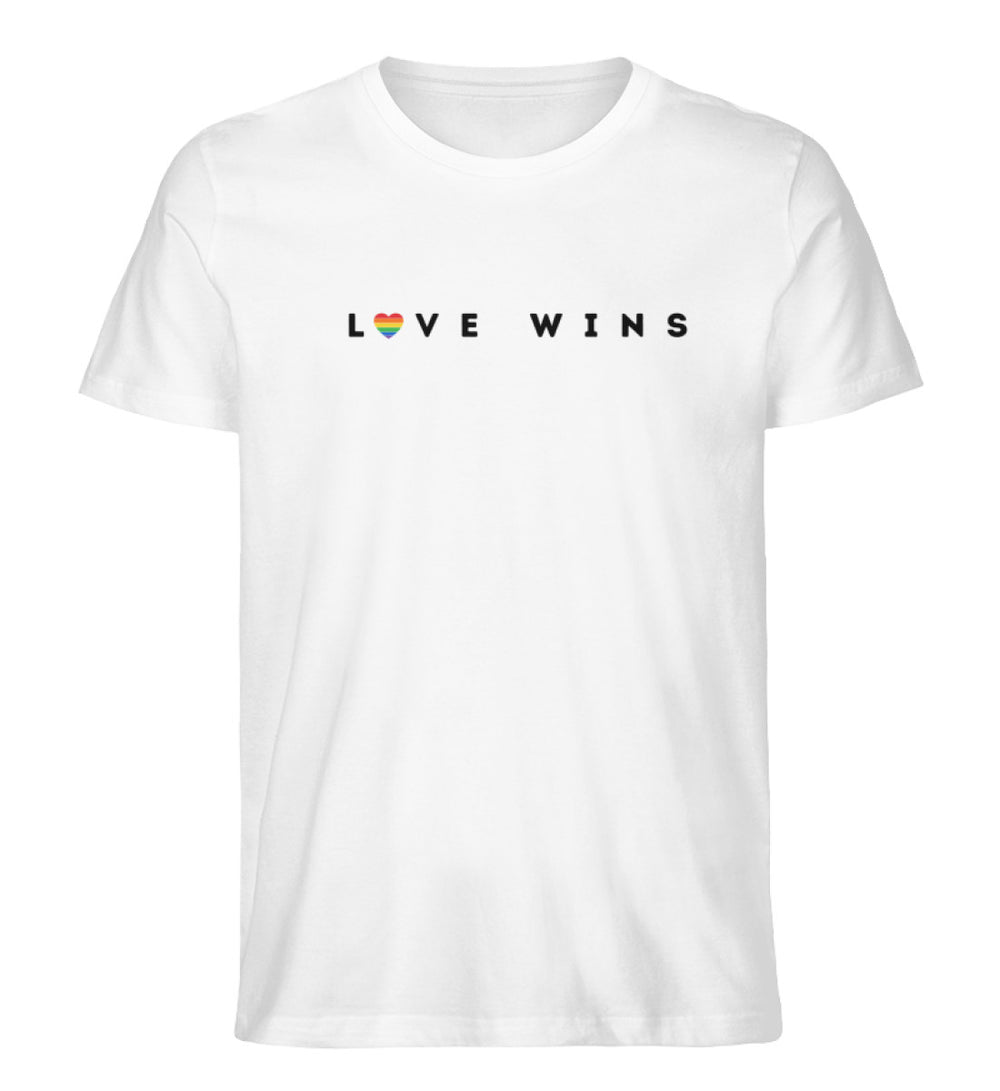 Weißes Shirt mit der Aufschrift Love Wins auf der Brust.